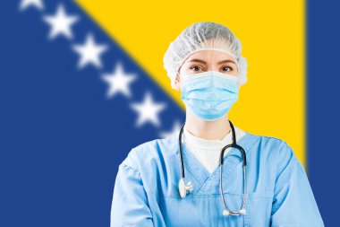 Geçmişinde Bosna-Hersek bayrağı olan beyaz bir doktorun portresi, COVID-19 virüs krizi, dünya çapında Coronavirus salgını, sosyal mesafeli izolasyon ve karantina kavramı