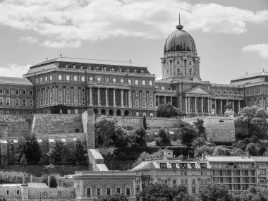 Tuna nehrinin oradaki Budapeşte şehri.
