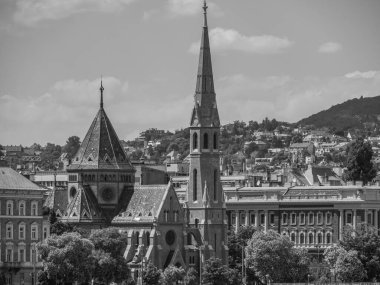 Tuna nehrinin oradaki Budapeşte şehri.