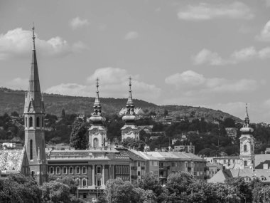 Tuna nehrinin oradaki Budapeşte şehri.