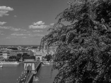 Tuna nehrinin oradaki Budapeşte şehri.