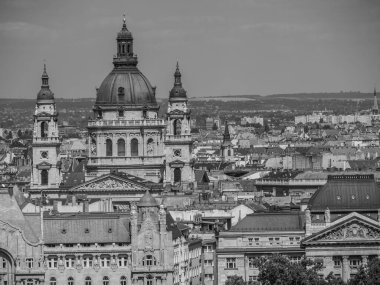 Tuna nehrinin oradaki Budapeşte şehri.