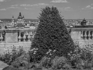 Tuna nehrinin oradaki Budapeşte şehri.