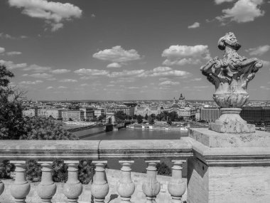 Tuna nehrinin oradaki Budapeşte şehri.