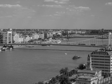 Tuna nehrinin oradaki Budapeşte şehri.