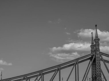 Tuna nehrinin oradaki Budapeşte şehri.