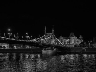 Tuna nehrinin oradaki Budapeşte şehri.