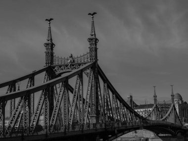 Tuna nehrinin oradaki Budapeşte şehri.