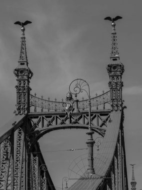 Tuna nehrinin oradaki Budapeşte şehri.