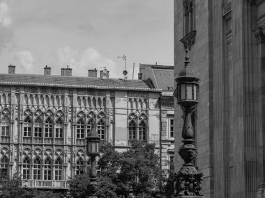 Tuna nehrinin oradaki Budapeşte şehri.