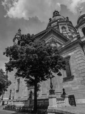 Tuna nehrinin oradaki Budapeşte şehri.