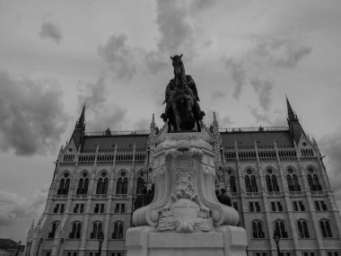 Tuna nehrinin oradaki Budapeşte şehri.