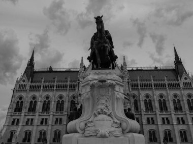 Tuna nehrinin oradaki Budapeşte şehri.