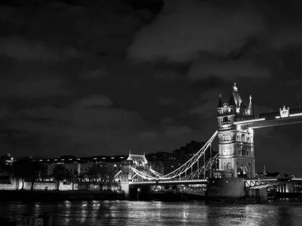 泰晤士河畔的伦敦 — 图库照片