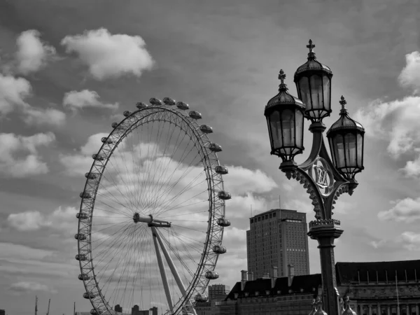 泰晤士河畔的伦敦 — 图库照片