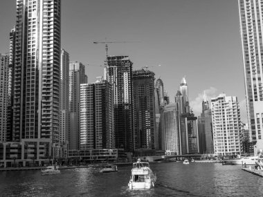 Abu dhabi ve Dubai 'de.