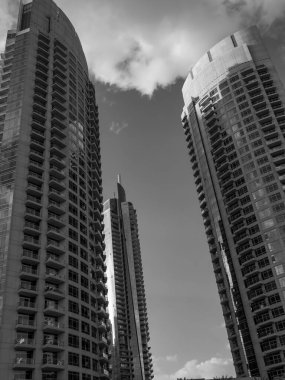 Abu dhabi ve Dubai 'de.