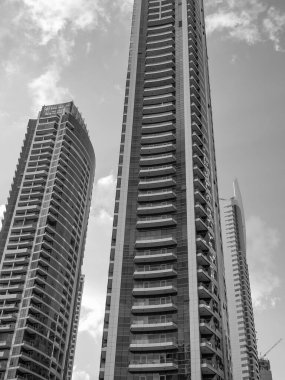 Abu dhabi ve Dubai 'de.