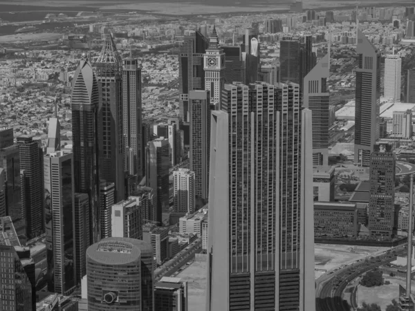 Abu dhabi ve Dubai 'de.