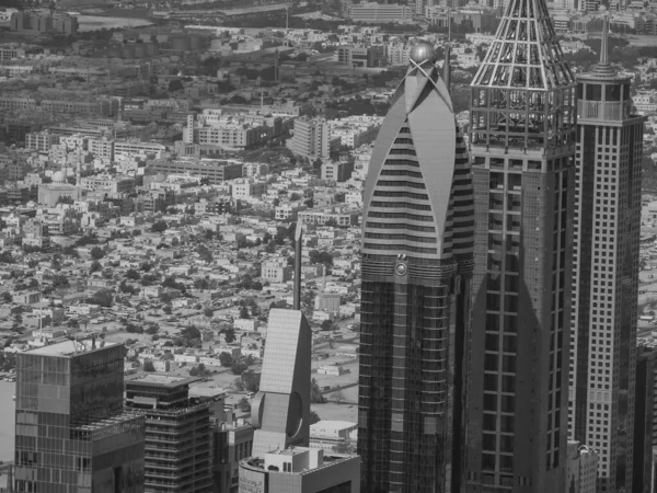 Abu dhabi ve Dubai 'de.