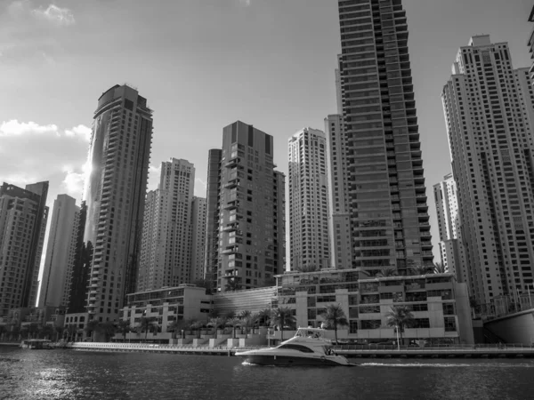 Abu dhabi ve Dubai 'de.