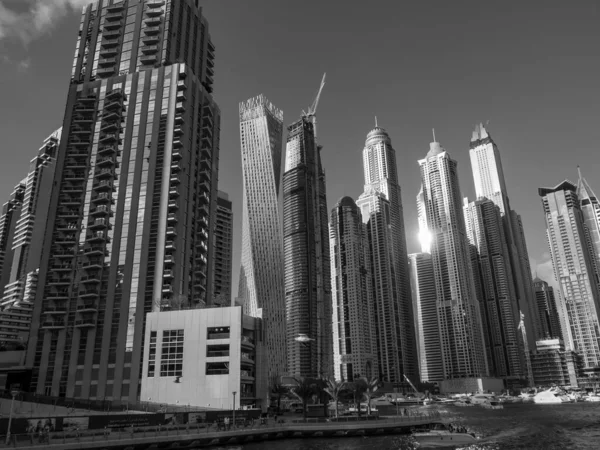 Abu dhabi ve Dubai 'de.