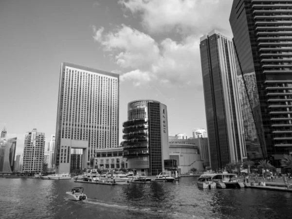 Abu dhabi ve Dubai 'de.