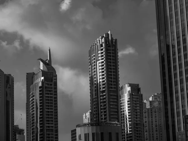 Abu dhabi ve Dubai 'de.