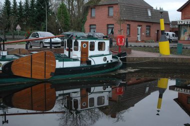 Doğu Frizya Almanya 'da değirmenleri ve tekneleriyle