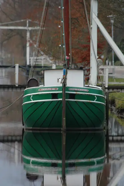 Восточная Фризия Германии Мельницами Лодками — стоковое фото