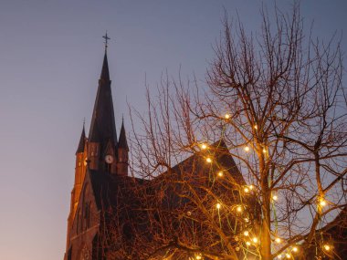 Almanya 'da bir kilisede noel ışıkları