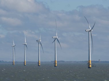 Nehir büyük Britanya 'da süzülür.