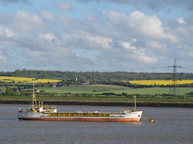 Nehir büyük Britanya 'da süzülür.