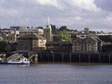 Nehir büyük Britanya 'da süzülür.