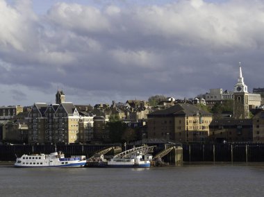 Nehir büyük Britanya 'da süzülür.