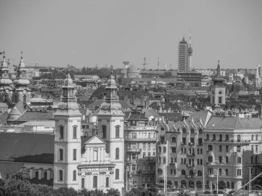 Tuna nehrinin oradaki Budapeşte şehri.