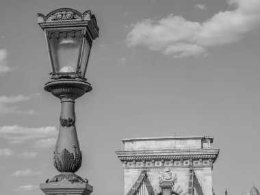 Tuna nehrinin oradaki Budapeşte şehri.