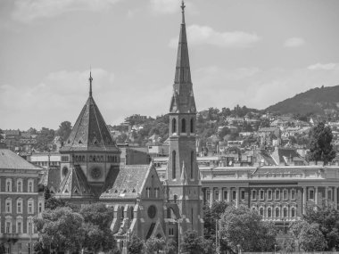 Tuna nehrinin oradaki Budapeşte şehri.