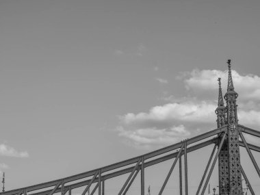 Tuna nehrinin oradaki Budapeşte şehri.