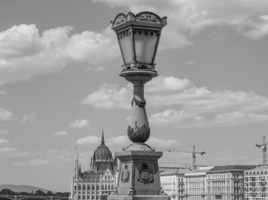 Tuna nehrinin oradaki Budapeşte şehri.