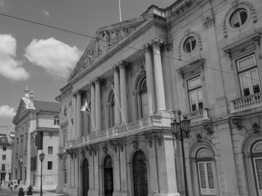 Tagus nehrindeki Lizbon şehri.