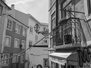 Tagus nehrindeki Lizbon şehri.