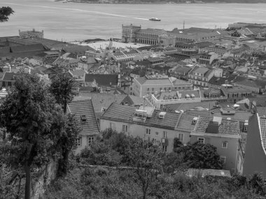 Tagus nehrindeki Lizbon şehri.