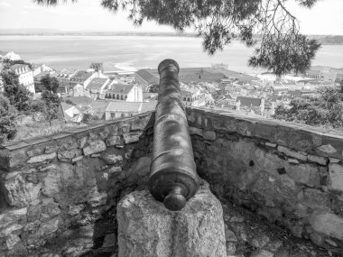 Tagus nehrindeki Lizbon şehri.