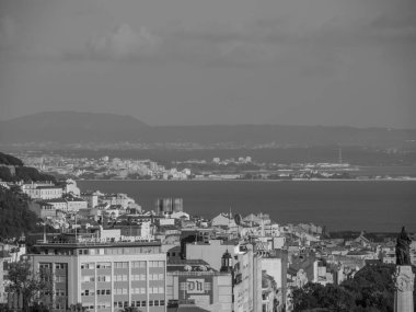 Tagus nehrindeki Lizbon şehri.