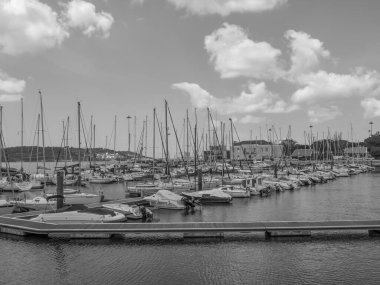 Tagus nehrindeki Lizbon şehri.