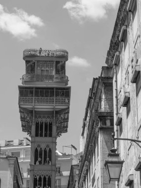 Tagus nehrindeki Lizbon şehri.