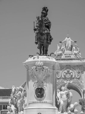 Tagus nehrindeki Lizbon şehri.