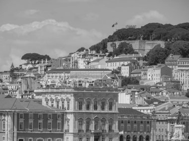 Tagus nehrindeki Lizbon şehri.