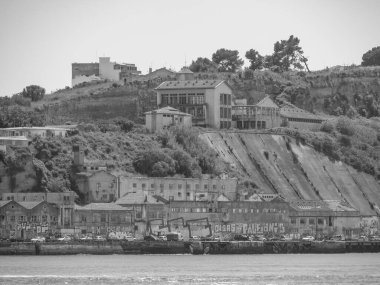 Tagus nehrindeki Lizbon şehri.